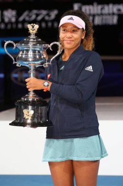 MELBOURNE, AUSTRALYA - 26 HAZİRAN 2019 Melbourne Park Açık 'ta oynanan 2019 Avustralya Açık final karşılaşmasında Avustralya Açık Kupası ile poz veren Japonya Grand Slam Şampiyonu Naomi Osaka