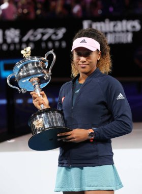 MELBOURNE, AUSTRALYA - 26 HAZİRAN 2019 Melbourne Park Açık 'ta oynanan 2019 Avustralya Açık final karşılaşmasında Avustralya Açık Kupası ile poz veren Japonya Grand Slam Şampiyonu Naomi Osaka