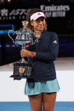 MELBOURNE, AUSTRALYA - 26 HAZİRAN 2019 Melbourne Park Açık 'ta oynanan 2019 Avustralya Açık final karşılaşmasında Avustralya Açık Kupası ile poz veren Japonya Grand Slam Şampiyonu Naomi Osaka