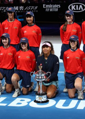 MELBOURNE, AUSTRALYA - 26 HAZİRAN 2019 Melbourne Park Açık 'ta oynanan 2019 Avustralya Açık final karşılaşmasında Avustralya Açık Kupası ile poz veren Japonya Grand Slam Şampiyonu Naomi Osaka