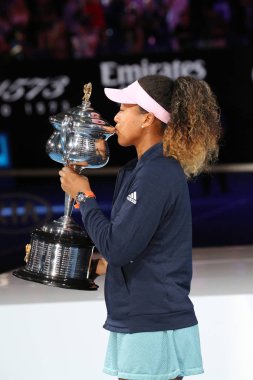 MELBOURNE, AUSTRALYA - 26 HAZİRAN 2019 Melbourne Park Açık 'ta oynanan 2019 Avustralya Açık final karşılaşmasında Avustralya Açık Kupası ile poz veren Japonya Grand Slam Şampiyonu Naomi Osaka