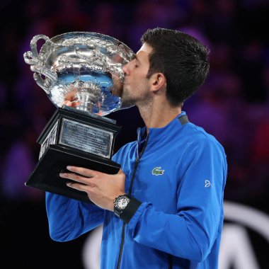 Melbourne, Avustralya - Ocak 27, 2019:2019 Avustralya Açık şampiyonu Novak Djokovic Sırbistan kupa sunum Melbourne Park Rod Laver Arena'da erkekler final maçı sonrası sırasında