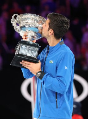 Melbourne, Avustralya - Ocak 27, 2019:2019 Avustralya Açık şampiyonu Novak Djokovic Sırbistan kupa sunum Melbourne Park Rod Laver Arena'da erkekler final maçı sonrası sırasında
