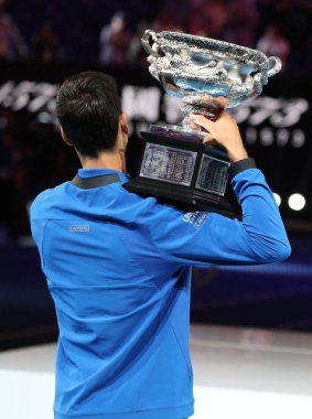 Melbourne, Avustralya - Ocak 27, 2019:2019 Avustralya Açık şampiyonu Novak Djokovic Sırbistan kupa sunum Melbourne Park Rod Laver Arena'da erkekler final maçı sonrası sırasında