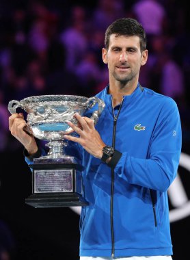 Melbourne, Avustralya - Ocak 27, 2019:2019 Avustralya Açık şampiyonu Novak Djokovic Sırbistan kupa sunum Melbourne Park Rod Laver Arena'da erkekler final maçı sonrası sırasında