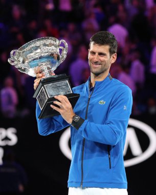 Melbourne, Avustralya - Ocak 27, 2019:2019 Avustralya Açık şampiyonu Novak Djokovic Sırbistan kupa sunum Melbourne Park Rod Laver Arena'da erkekler final maçı sonrası sırasında