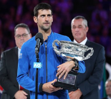 Melbourne, Avustralya - Ocak 27, 2019:2019 Avustralya Açık şampiyonu Novak Djokovic Sırbistan kupa sunum Melbourne Park Rod Laver Arena'da erkekler final maçı sonrası sırasında