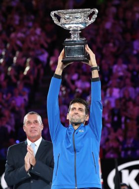 Melbourne, Avustralya - Ocak 27, 2019:2019 Avustralya Açık şampiyonu Novak Djokovic Sırbistan kupa sunum Melbourne Park Rod Laver Arena'da erkekler final maçı sonrası sırasında