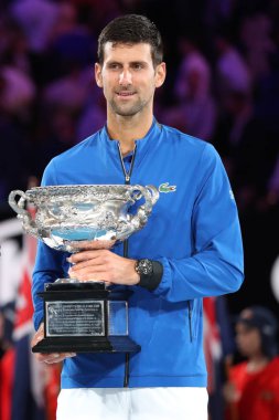 Melbourne, Avustralya - Ocak 27, 2019:2019 Avustralya Açık şampiyonu Novak Djokovic Sırbistan kupa sunum Melbourne Park Rod Laver Arena'da erkekler final maçı sonrası sırasında