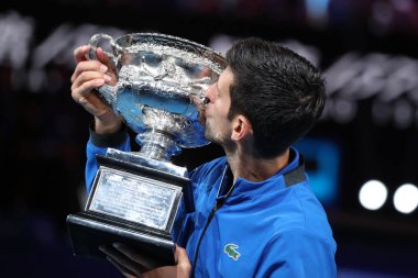 Melbourne, Avustralya - Ocak 27, 2019:2019 Avustralya Açık şampiyonu Novak Djokovic Sırbistan kupa sunum Melbourne Park Rod Laver Arena'da erkekler final maçı sonrası sırasında