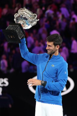 Melbourne, Avustralya - Ocak 27, 2019:2019 Avustralya Açık şampiyonu Novak Djokovic Sırbistan kupa sunum Melbourne Park Rod Laver Arena'da erkekler final maçı sonrası sırasında