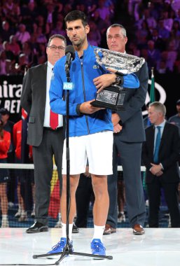 Melbourne, Avustralya - Ocak 27, 2019:2019 Avustralya Açık şampiyonu Novak Djokovic Sırbistan kupa sunum Melbourne Park Rod Laver Arena'da erkekler final maçı sonrası sırasında