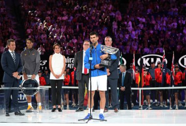 Melbourne, Avustralya - Ocak 27, 2019:2019 Avustralya Açık şampiyonu Novak Djokovic Sırbistan kupa sunum Melbourne Park Rod Laver Arena'da erkekler final maçı sonrası sırasında