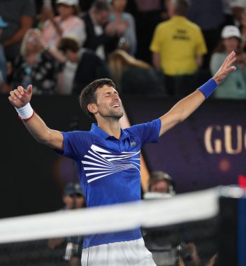 Melbourne, Avustralya - 27 Ocak 2019: 2019 Avustralya Açık şampiyonu Novak Djokovic Sırbistan sonra erkekler final maçı Melbourne Rod Laver Arena'da İspanya Rafael Nadal karşı zafer kutluyor