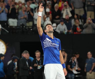 Melbourne, Avustralya - 27 Ocak 2019: 2019 Avustralya Açık şampiyonu Novak Djokovic Sırbistan sonra erkekler final maçı Melbourne Rod Laver Arena'da İspanya Rafael Nadal karşı zafer kutluyor