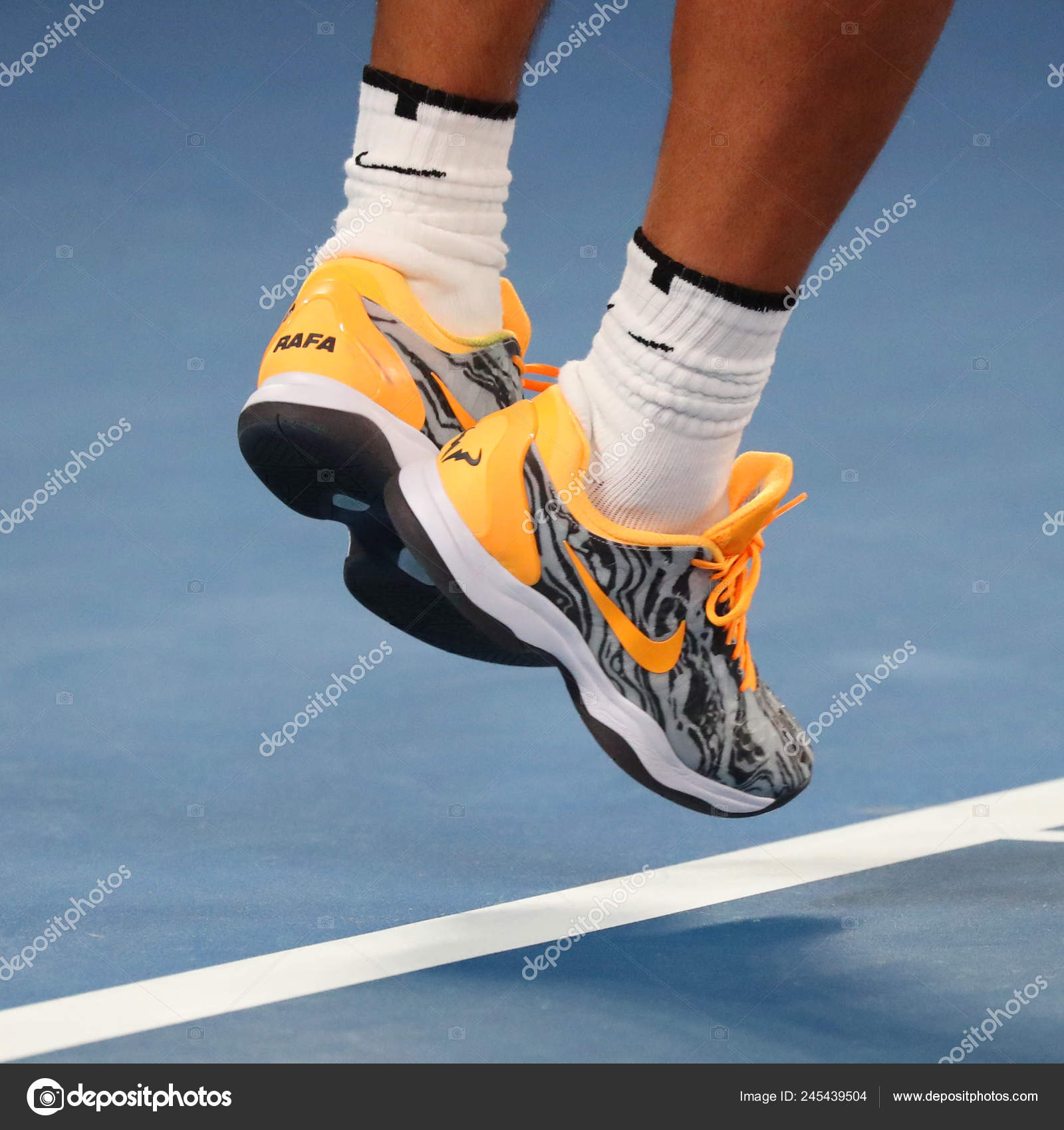 Nadal tennis de stock, imágenes de Nadal tennis shoes sin royalties Depositphotos