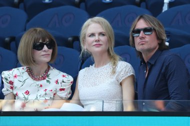 Melbourne, Avustralya - 23 Ocak 2019: Ünlüler Anna Wintour (L), Nicole Kidman ve Keith Urban 2019 Avustralya Açık Melbourne Park Rod Laver Arena'da kadın yarı final maç sırasında katılmak 