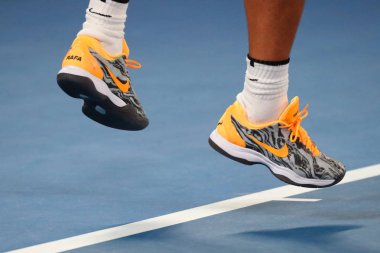 Melbourne, Avustralya - 24 Ocak 2019: on yedi kez Grand Slam şampiyonu İspanya Rafael Nadal giyer özel Nike tenis ayakkabıları 2019 Avustralya Açık Melbourne Park onun yarı final maç sırasında