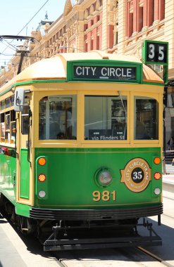 MELBOURNE, AUSTRALIA - 24 HAZİRAN 2019: Şehir Çemberi servisinde W sınıfı tramvay. Bu ücretsiz tramvay daha çok Melbourne, Avustralya 'nın orta ticaret bölgesinde koşan turistlere yönelik.