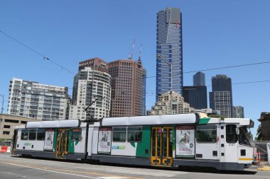 Melbourne, Avustralya - 28 Ocak 2019: Modern Melbourne tramvay şehrin ünlü ikonik taşımacılığında