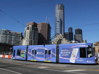 Melbourne, Avustralya - 28 Ocak 2019: Modern Melbourne tramvay şehrin ünlü ikonik taşımacılığında
