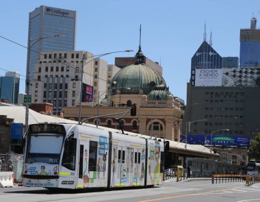 Melbourne, Avustralya - 28 Ocak 2019: Modern Melbourne tramvay şehrin ünlü ikonik taşımacılığında