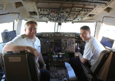 Auckland, Yeni Zelanda - 5 Şubat 2019: United Airlines pilotlar kokpit Auckland International Airport, Yeni Zelanda'da San Francisco'ya taşınıyor uçuş öncesi