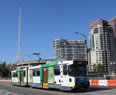 Melbourne, Avustralya - 28 Ocak 2019: Modern Melbourne tramvay şehrin ünlü ikonik taşımacılığında