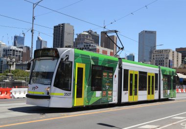 Melbourne, Avustralya - 28 Ocak 2019: Modern Melbourne tramvay şehrin ünlü ikonik taşımacılığında