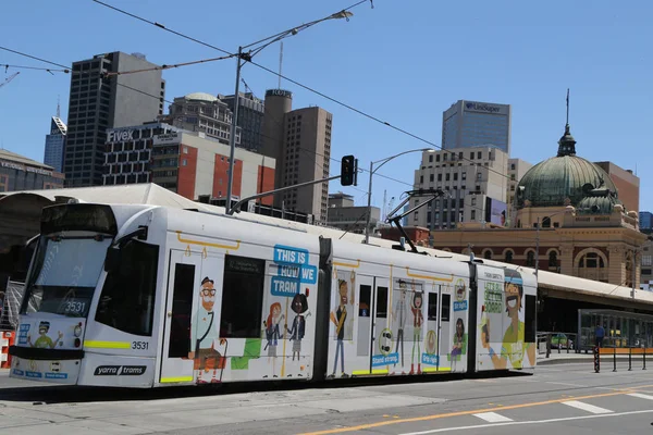 Melbourne, Avustralya - 28 Ocak 2019: Modern Melbourne tramvay şehrin ünlü ikonik taşımacılığında