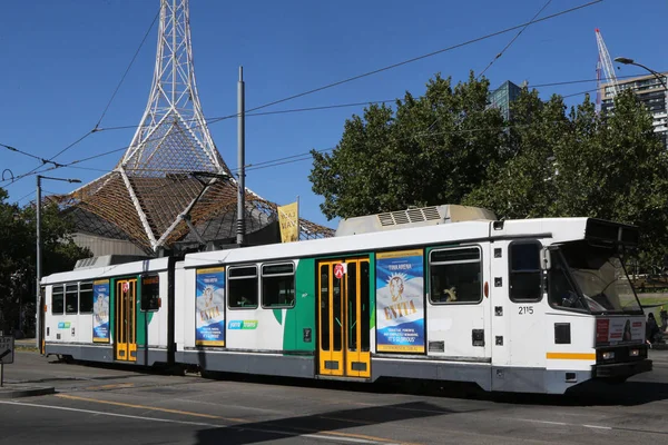 メルボルン オーストラリア 2019 現代メルボルン トラムの町で有名な象徴的な輸送 — ストック写真