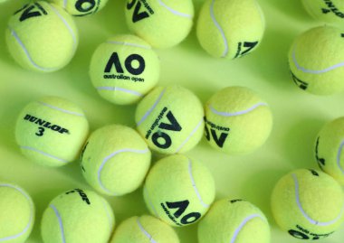Melbourne, Avustralya - 23 Ocak 2019: Dunlop tenis topları ekranda Melbourne Park Avustralyalı Tenis Merkezi Avustralya Açık logolu 