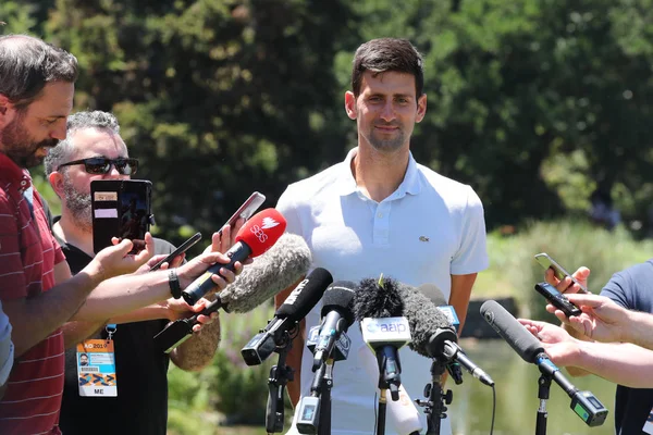 メルボルン オーストラリア 2019 2019年オーストラリア オープン チャンピオン セルビアのノバク ジョコビッチの記者会見の間にメルボルンの王立植物園ビクトリアで彼の勝利の後 — ストック写真