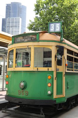MELBOURNE, AUSTRALIA - 24 HAZİRAN 2019: Şehir Çemberi servisinde W sınıfı tramvay. Bu ücretsiz tramvay daha çok Melbourne, Avustralya 'nın orta ticaret bölgesinde koşan turistlere yönelik.