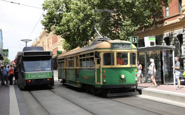 MELBOURNE, AUSTRALIA - 24 HAZİRAN 2019: Şehir Çemberi servisinde W sınıfı tramvay. Bu ücretsiz tramvay daha çok Melbourne, Avustralya 'nın orta ticaret bölgesinde koşan turistlere yönelik.