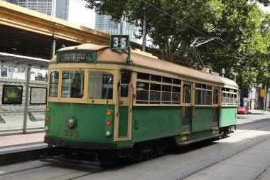 MELBOURNE, AUSTRALIA - 24 HAZİRAN 2019: Şehir Çemberi servisinde W sınıfı tramvay. Bu ücretsiz tramvay daha çok Melbourne, Avustralya 'nın orta ticaret bölgesinde koşan turistlere yönelik.