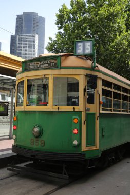 MELBOURNE, AUSTRALIA - 24 HAZİRAN 2019: Şehir Çemberi servisinde W sınıfı tramvay. Bu ücretsiz tramvay daha çok Melbourne, Avustralya 'nın orta ticaret bölgesinde koşan turistlere yönelik.