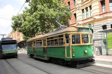 MELBOURNE, AUSTRALIA - 24 HAZİRAN 2019: Şehir Çemberi servisinde W sınıfı tramvay. Bu ücretsiz tramvay daha çok Melbourne, Avustralya 'nın orta ticaret bölgesinde koşan turistlere yönelik.