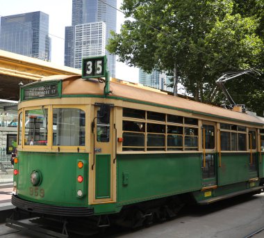 MELBOURNE, AUSTRALIA - 24 HAZİRAN 2019: Şehir Çemberi servisinde W sınıfı tramvay. Bu ücretsiz tramvay daha çok Melbourne, Avustralya 'nın orta ticaret bölgesinde koşan turistlere yönelik.