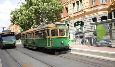 MELBOURNE, AUSTRALIA - 24 HAZİRAN 2019: Şehir Çemberi servisinde W sınıfı tramvay. Bu ücretsiz tramvay daha çok Melbourne, Avustralya 'nın orta ticaret bölgesinde koşan turistlere yönelik.