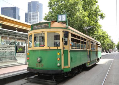 MELBOURNE, AUSTRALIA - 24 HAZİRAN 2019: Şehir Çemberi servisinde W sınıfı tramvay. Bu ücretsiz tramvay daha çok Melbourne, Avustralya 'nın orta ticaret bölgesinde koşan turistlere yönelik.