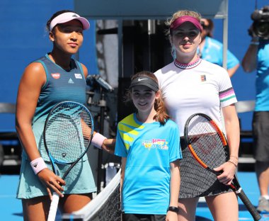 Melbourne, Avustralya - 23 Ocak 2019: Grand Slam şampiyonu Naomi Osaka Japonya (L) ve Elina Svitolina önce 2019 Avustralya Açık Melbourne Park çeyrek final maçında Ukrayna'nın