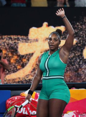 Melbourne, Avustralya - 21 Ocak 2019: 23 kez Grand Slam şampiyonu Serena Williams Amerika Birleşik Devletleri 2019 Avustralya Açık Melbourne Park 16 maçın onu turdan sonra zafer kutluyor