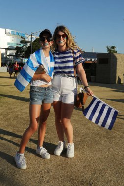 Melbourne, Avustralya - 24 Ocak 2019: Yunan tenis hayranları onun yarı final maç Avustralya Açık 2019 Melbourne Park, Rafael Nadal karşı sırasında tenisçi Stefanos Tsitsipas destek