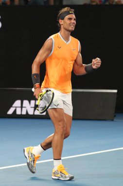 Melbourne, Avustralya - 24 Ocak 2019: on yedi kez Grand Slam şampiyonu İspanya Rafael Nadal kutluyor zafer 2019 Avustralya Açık Melbourne Park onun yarı final maçı sonrası