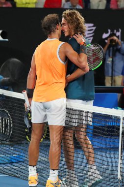 Melbourne, Avustralya - 24 Ocak 2019: 2019 Avustralya Açık Melbourne Park Rafael Nadal, İspanya (L) ve Stefanos Tsitsipas Yunanistan sonra yarı final maç Grand Slam şampiyonu