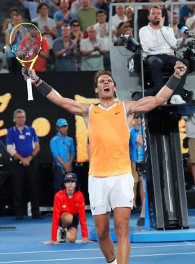 Melbourne, Avustralya - 24 Ocak 2019: on yedi kez Grand Slam şampiyonu İspanya Rafael Nadal kutluyor zafer 2019 Avustralya Açık Melbourne Park onun yarı final maçı sonrası
