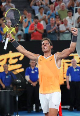 Melbourne, Avustralya - 24 Ocak 2019: on yedi kez Grand Slam şampiyonu İspanya Rafael Nadal kutluyor zafer 2019 Avustralya Açık Melbourne Park onun yarı final maçı sonrası