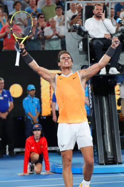 Melbourne, Avustralya - 24 Ocak 2019: on yedi kez Grand Slam şampiyonu İspanya Rafael Nadal kutluyor zafer 2019 Avustralya Açık Melbourne Park onun yarı final maçı sonrası