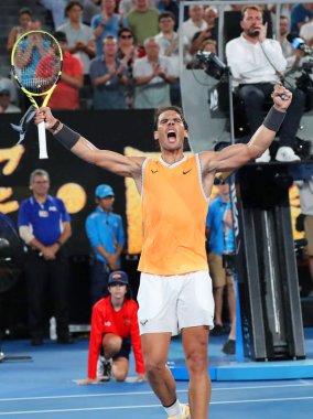 Melbourne, Avustralya - 24 Ocak 2019: on yedi kez Grand Slam şampiyonu İspanya Rafael Nadal kutluyor zafer 2019 Avustralya Açık Melbourne Park onun yarı final maçı sonrası